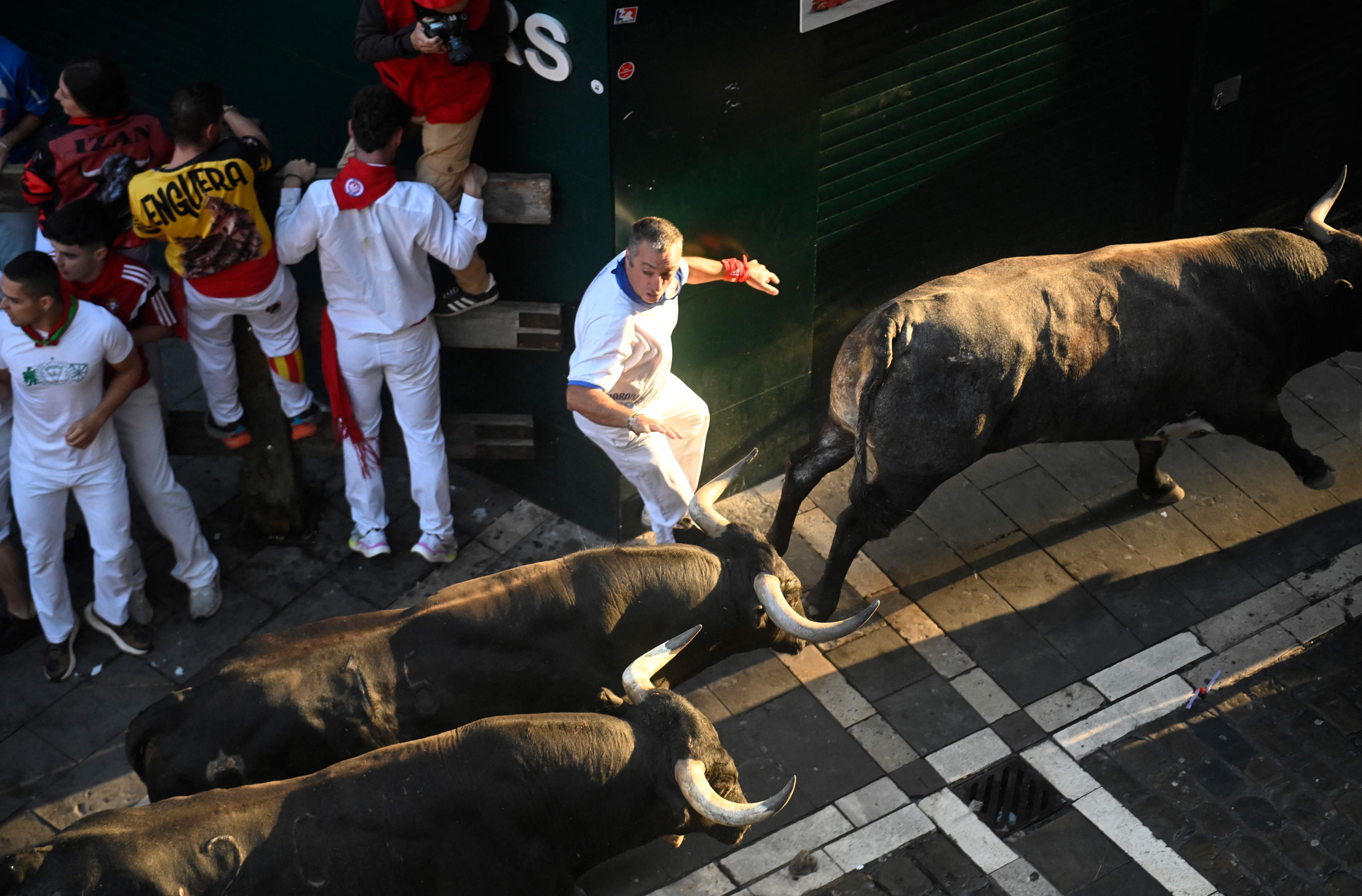 Corredor esquiva a los toros.