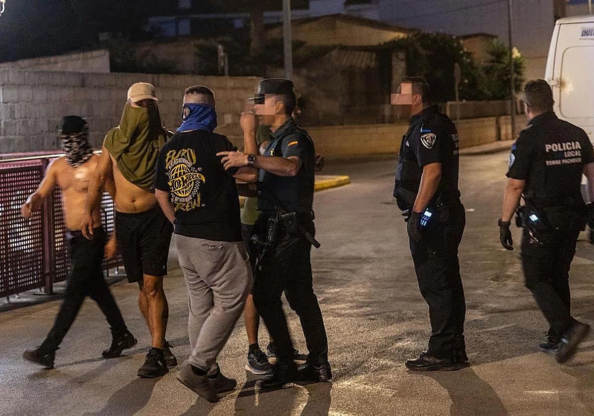 Los agentes de la Policía Local de Torre Pacheco, durante los altercados del sábado por la noche