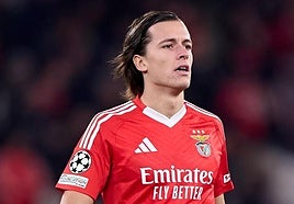 Álvaro Carreras jugando para el Benfica.