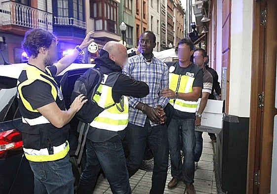 Abdou Ndiaye, 'Makelele', detenido por agentes de la UDEV de la Policía Nacional en 2015.