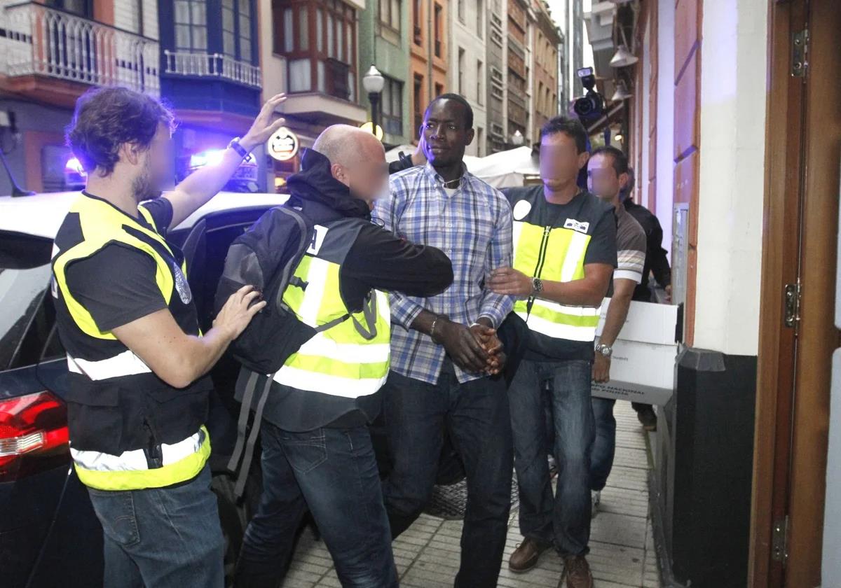 Abdou Ndiaye, 'Makelele', detenido por agentes de la UDEV de la Policía Nacional en 2015.