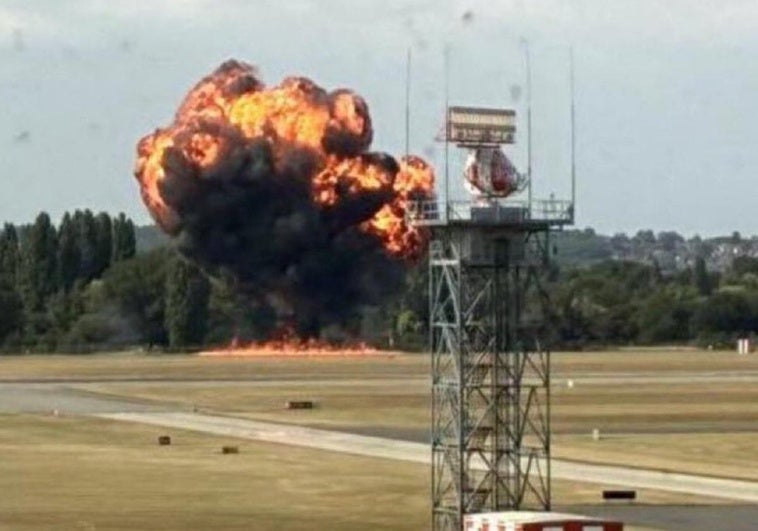 La avioneta tras estrellarse en el aeropuerto de Southend.