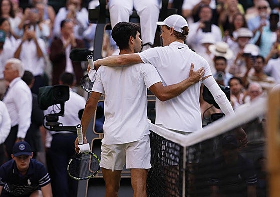 Carlos Alcaraz felicita a Jannik Sinner tras la final de Wimbledon.