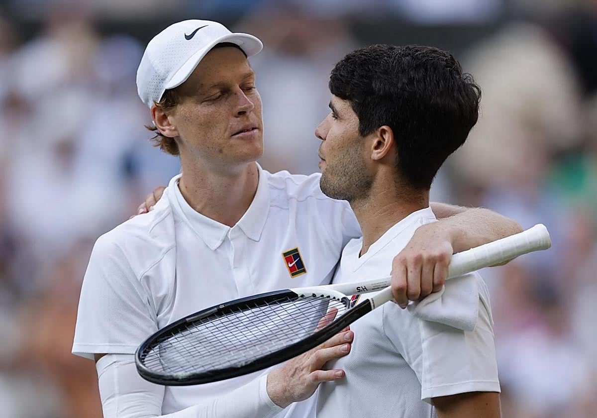Jannik Sinner y Carlos Alcaraz, tras la final de Wimbledon.