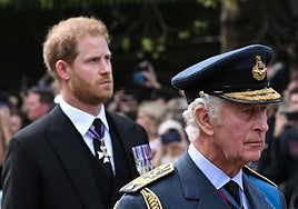 Carlos III y su hijo Harry.