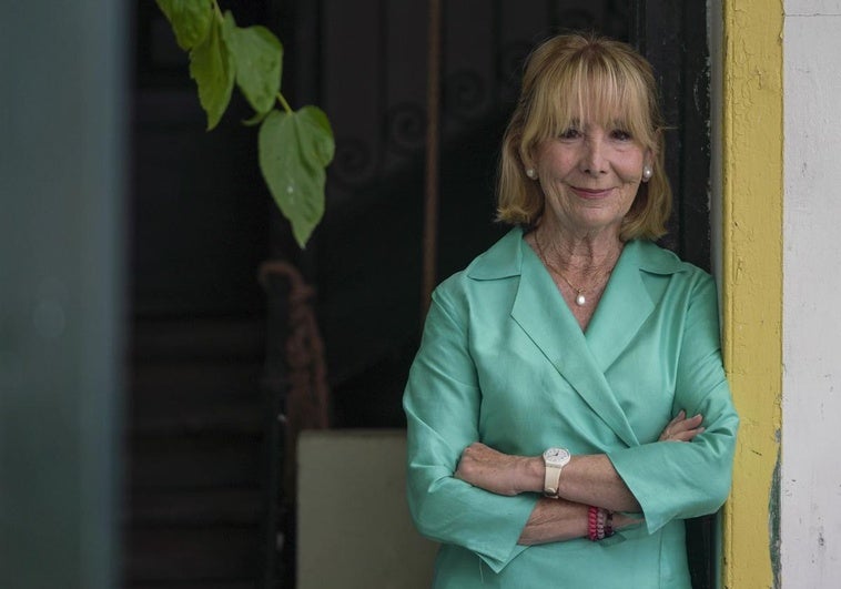Esperanza Aguirre posa para la entrevista en el patio de su casa en Madrid.