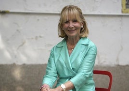 Esperanza Aguirre posa para la entrevista en el patio de su casa en Madrid.