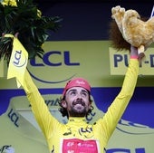 Healy celebra la consecución del maillot amarillo tras la décima etapa.