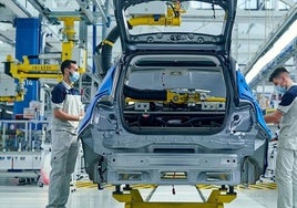 El estudio concluye que la pérdida de empleos en la fabricación de vehículos podría compensarse con la creación de más de 100.000 nuevos puestos de trabajo en la fabricación de baterías