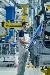 El estudio concluye que la pérdida de empleos en la fabricación de vehículos podría compensarse con la creación de más de 100.000 nuevos puestos de trabajo en la fabricación de baterías