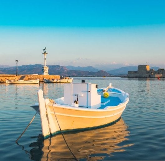 La ciudad más bonita de Grecia está en el Peloponeso: derrocha estilo veneciano y tiene una islote con castillo al que se puede ir en verano
