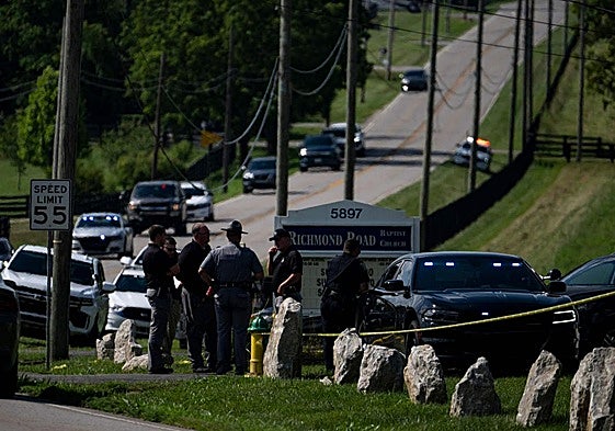 Agentes de la policía, en el exterior de la Iglesia Bautista Richmond Road.