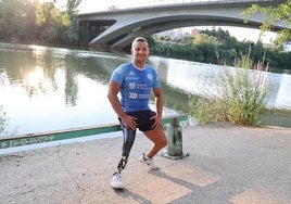 Enrique Navas 'Tite', en el embarcadero en el que sacó a la mujer del agua.