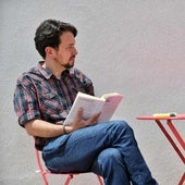 Pablo Iglesias lee un libro