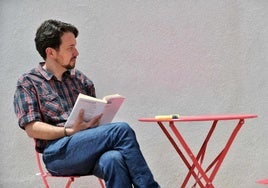 Pablo Iglesias lee un libro