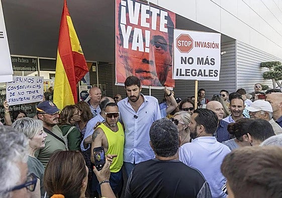 José Ángel Antelo, este sábado, en Torre Pacheco, junto a manifestantes.