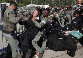 Policías israelíes detienen a ultraortodoxos contrarios al servicio militar obligatorio.