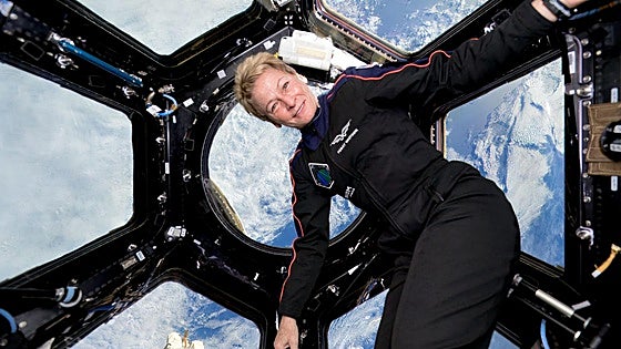 Vuelve a la Tierra la mejor astronauta de la historia
