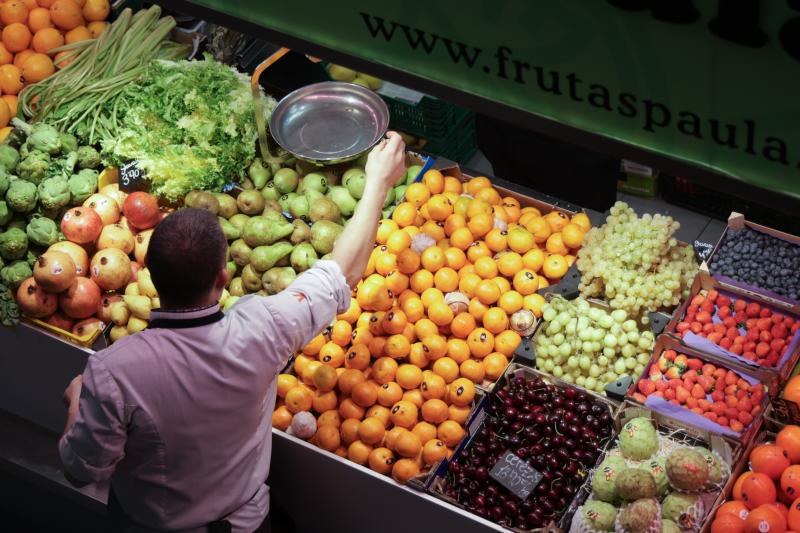 Fruta fresca, huevos y café: los alimentos que disparan la inflación en 2025