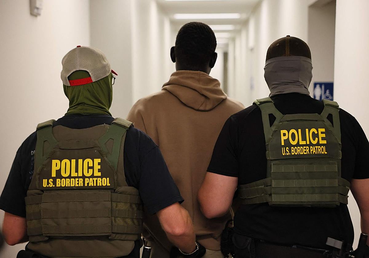 Agentes federales detienen a un hombre tras su vista en un tribunal de inmigración de Nueva York.