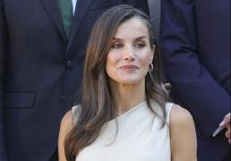 Letizia rescata su vestido de Mango más atemporal: entallado, con escote asimétrico y muy favorecedor