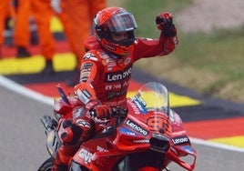 Marc Márquez saluda victorioso en Alemania.