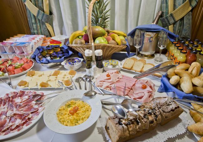 El desayuno. Con este bufé empiezan el día los pasajeros del 'Costa Verde'.