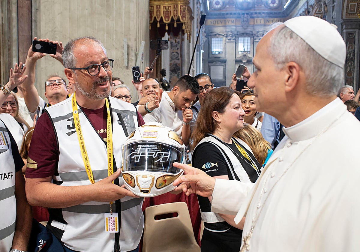 El Papa recibe un casco de moto personalizado y con un mensaje motero
