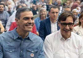 El presidente del Gobierno Pedro Sánchez (i) y el candidato del PSC Salvador Illa (d) durante un mitin del PSC