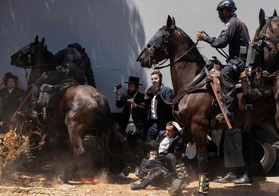 La policía montada carga contra ultraortodoxos en una manifestación.