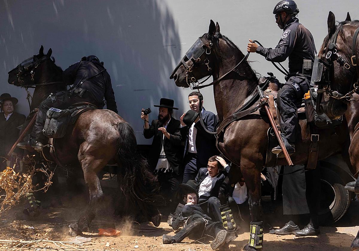 La policía montada carga contra ultraortodoxos en una manifestación.