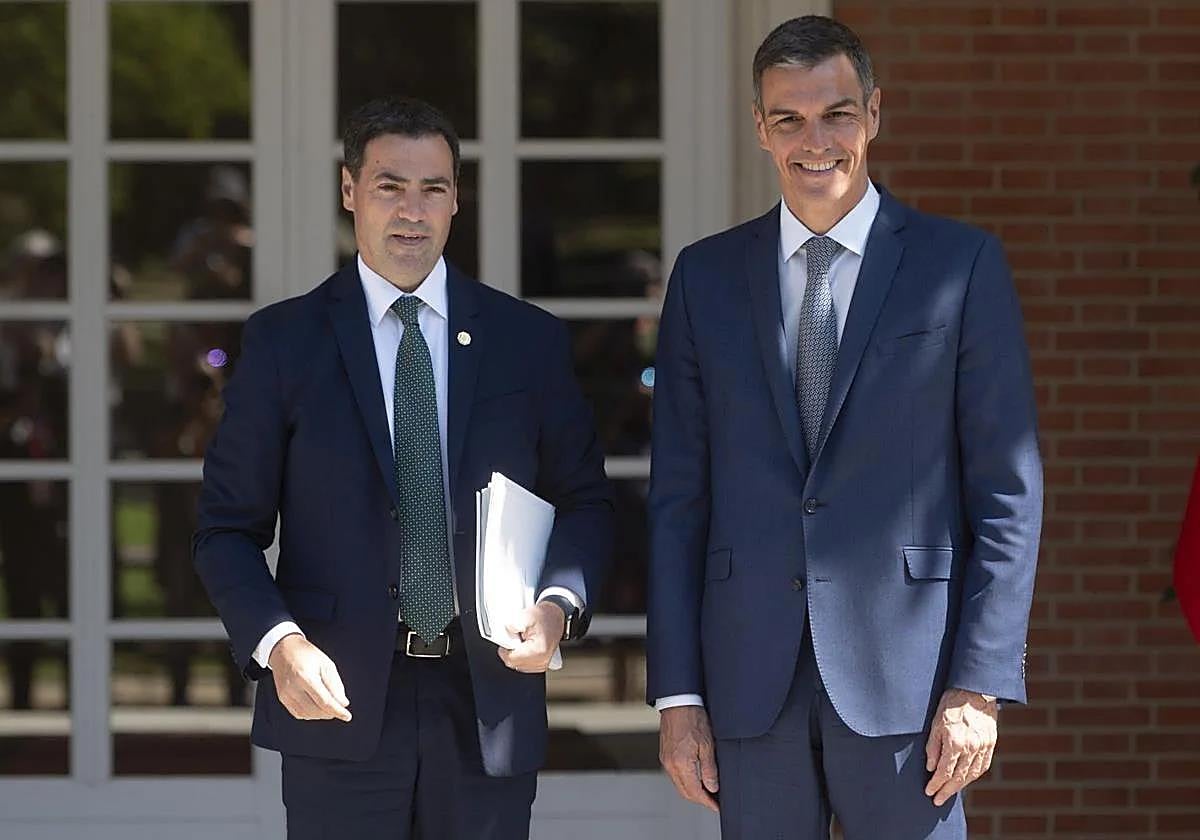 El lehendakari, Imanol Pradales, y el presidente del Gobierno, Pedro Sánchez, este martes antes de su reunión en La Moncloa.