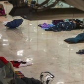 Personas sin hogar duermen en la T4 del aeropuerto de Barajas.