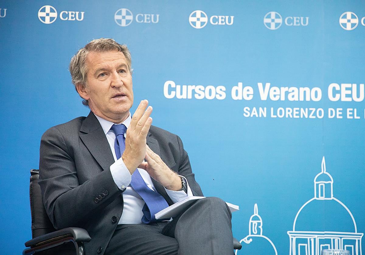 Alberto Núñez Feijóo durante su intervención en los cursos de verano de El Escorial.