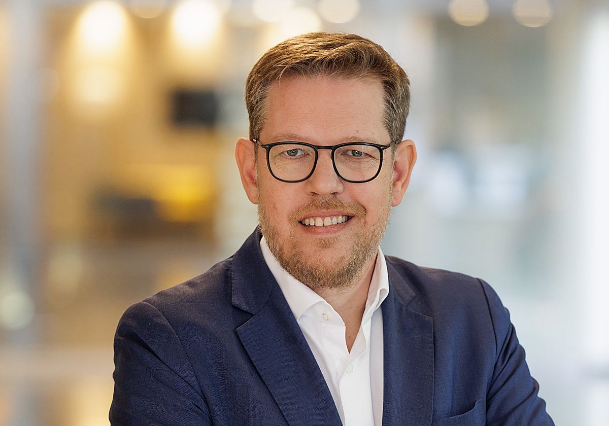 Nacido en 1975, Duncan Minto es licenciado por la Universidad de St Andrews en Escocia