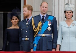 El príncipe William y el príncipe Harry saludan en el balcón del Palacio de Buckingham.