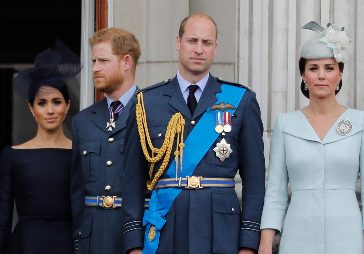 El príncipe William y el príncipe Harry saludan en el balcón del Palacio de Buckingham.
