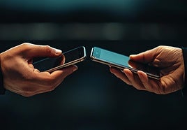 ¿Vas a comprarle un móvil de segunda mano a un particular? Cuatro dudas que debes resolver antes