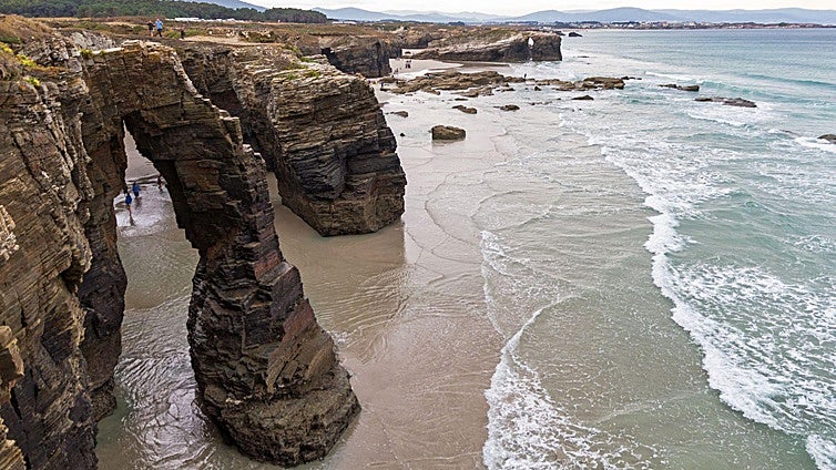 Conocemos la playa de Las Catedrales y el cementerio donde descansa el premio Nobel Severo Ochoa