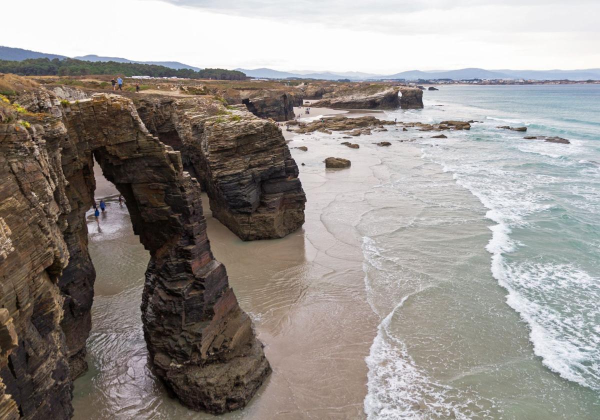 Playa de las catedrales, imponente paisaje de Ribadeo y parada obligada para el turista