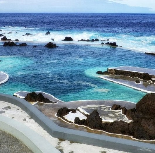 Las piscinas naturales más espectaculares de Portugal están en Madeira: pozas de roca volcánica junto al Atlántico