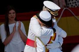 El Rey se funde en un abrazo con su primogénita tras poner fin a su instrucción en la Armada.