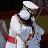 El Rey se funde en un abrazo con su primogénita tras poner fin a su instrucción en la Armada.