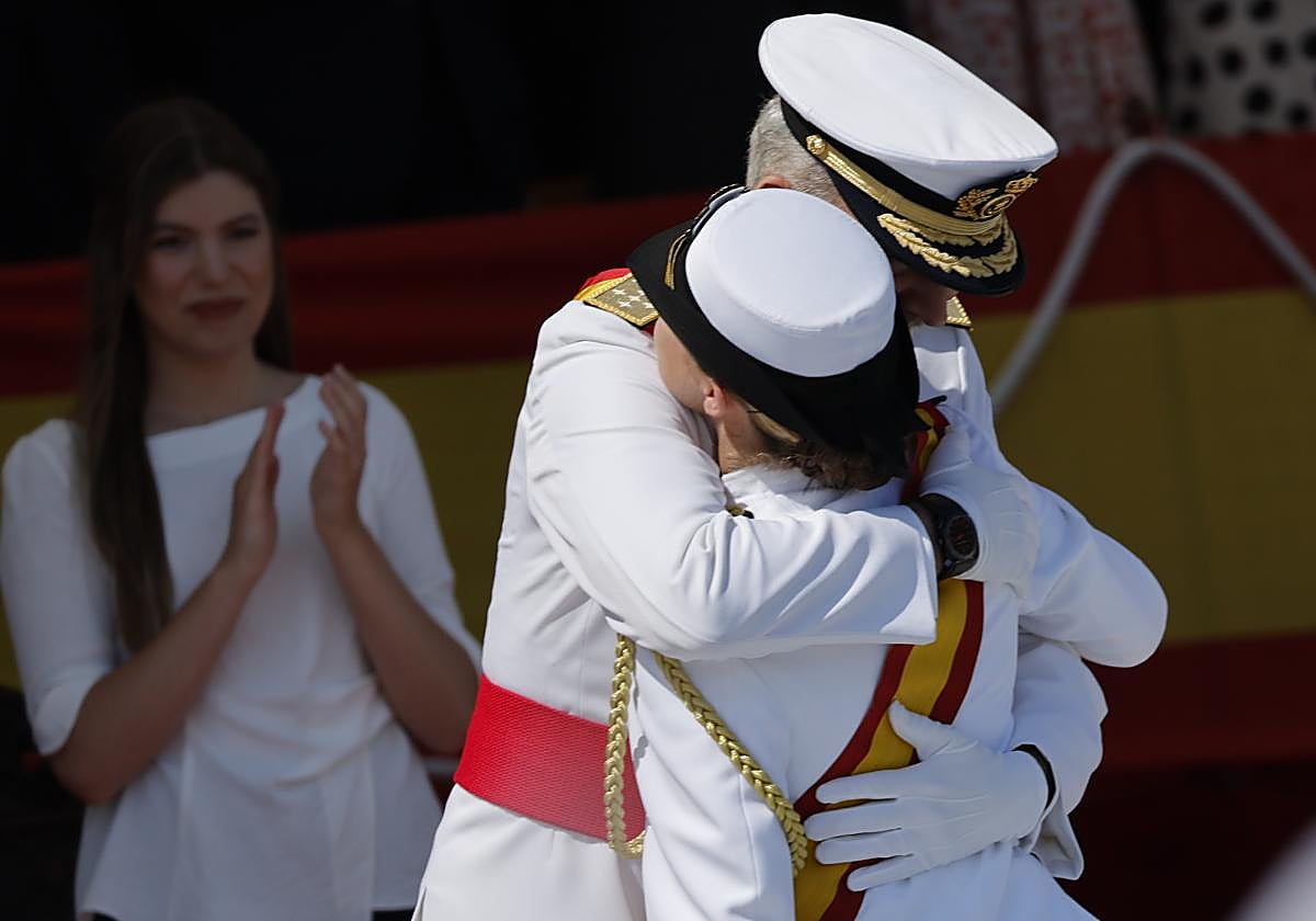 El Rey se funde en un abrazo con su primogénita tras poner fin a su instrucción en la Armada.