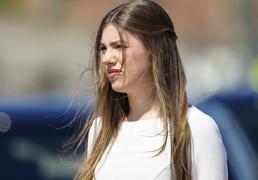 La infanta Sofía sorprende con su look más adulto en Marín: conjunto bicolor con una blusa muy original