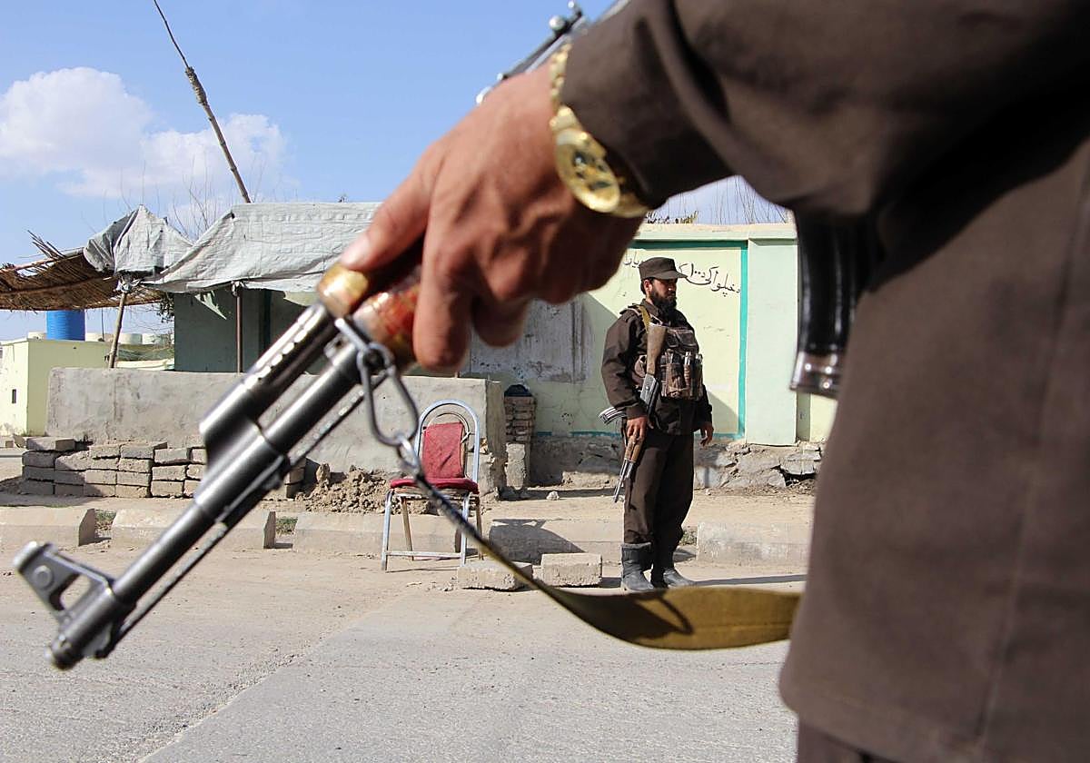 Soldados afganos realizan un control en un pueblo.