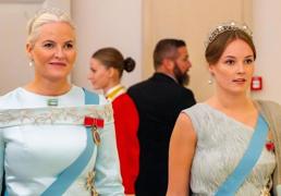 La impresionante colección de tiaras que Ingrid de Noruega heredará: esmeraldas, diamantes y la diadema más moderna