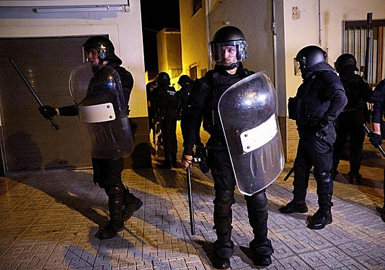 Un policía, durante los enfrentamientos en Torre Pacheco.