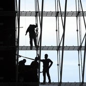 Un grupo de trabajadores, subidos a un andamio.
