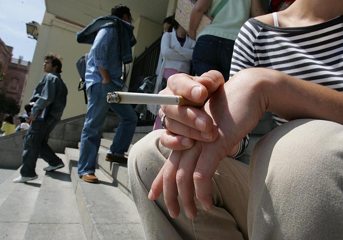 Una joven fumando un cigarrillo